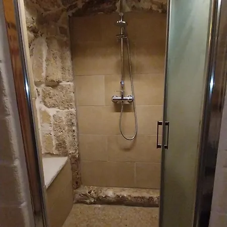 Domus Cesare - Dimora Storica Totalmente In Pietra Nel Cuore Del Centro Storico Con Doccia Pietra In E Zona Relax Esterna-historic Entirely Made Of Stone In The Heart Of The Historic Center With Stone Shower In The