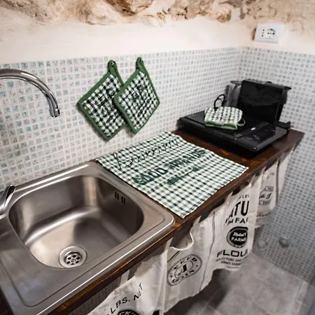 Domus Cesare: Historic Stone With In-room Shower And Outdoor Relaxation Holiday home